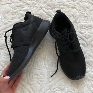 Black Nike Tennis Shoes